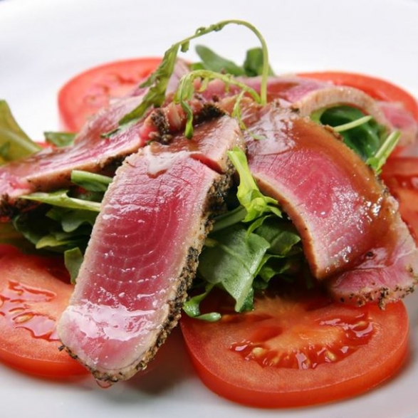 Carpaccio de thon mi-cuit, mariné au soja et sésame